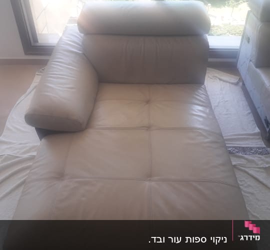 ספה עור בהירה על גבי כיסוי בד